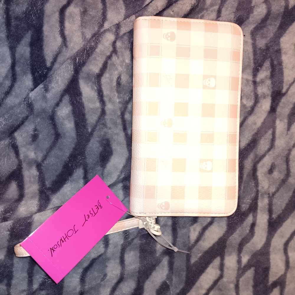 NWT Checkered Pink and White Large Wallet With Skulls Zip Around